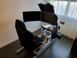 Motedis Simrig mit 3 + 1 Monitoren und Sitz