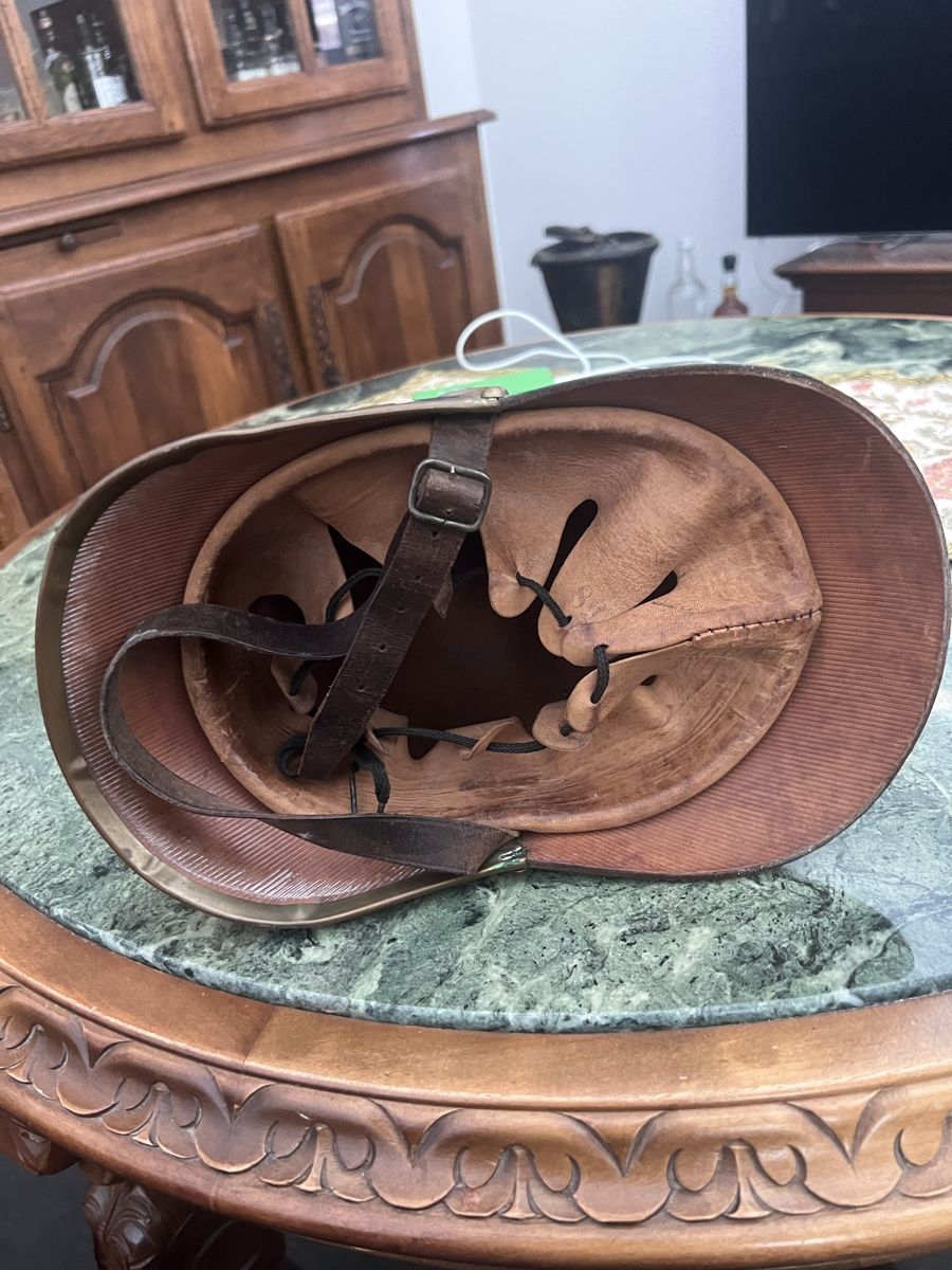 Schweizer Armee Pompieri: Feuerwehrhelm Leder mit Wappenschild B – Usato da Schwanden i/E venduto da Renndino 2