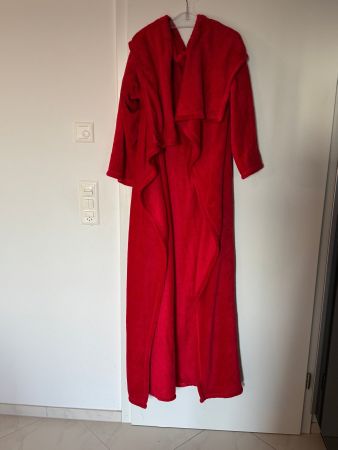 Roter Decke mit Arme - Bademanteldecke aus weichem Fleece
