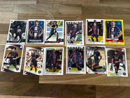 12 Topps Fussball-Cards mit Spielern von Paris St. Germain