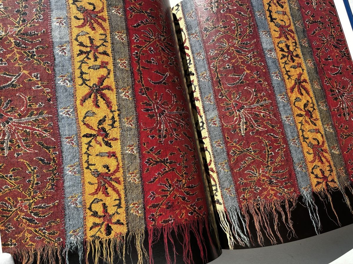 Bücher: CACHEMIRE: Kunst & Geschichte der Schals Kaschmir Textil – Gebraucht aus Zürich von Coffeetable88 7