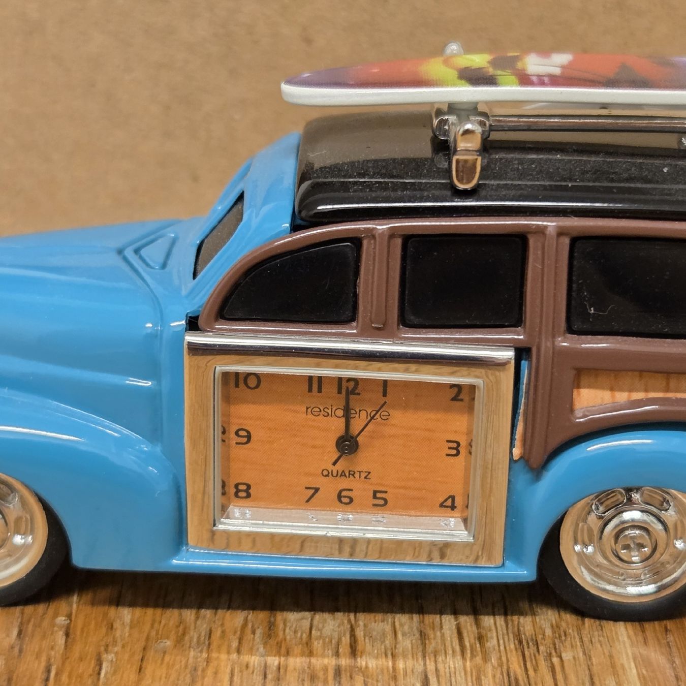 Orologi da terra & Orologi da parete: Neue Tischuhr Oldtimer Auto mit Surfbrett Top.. – Nuovo e nell'imballaggio originale da Stans venduto da Ducati16 1