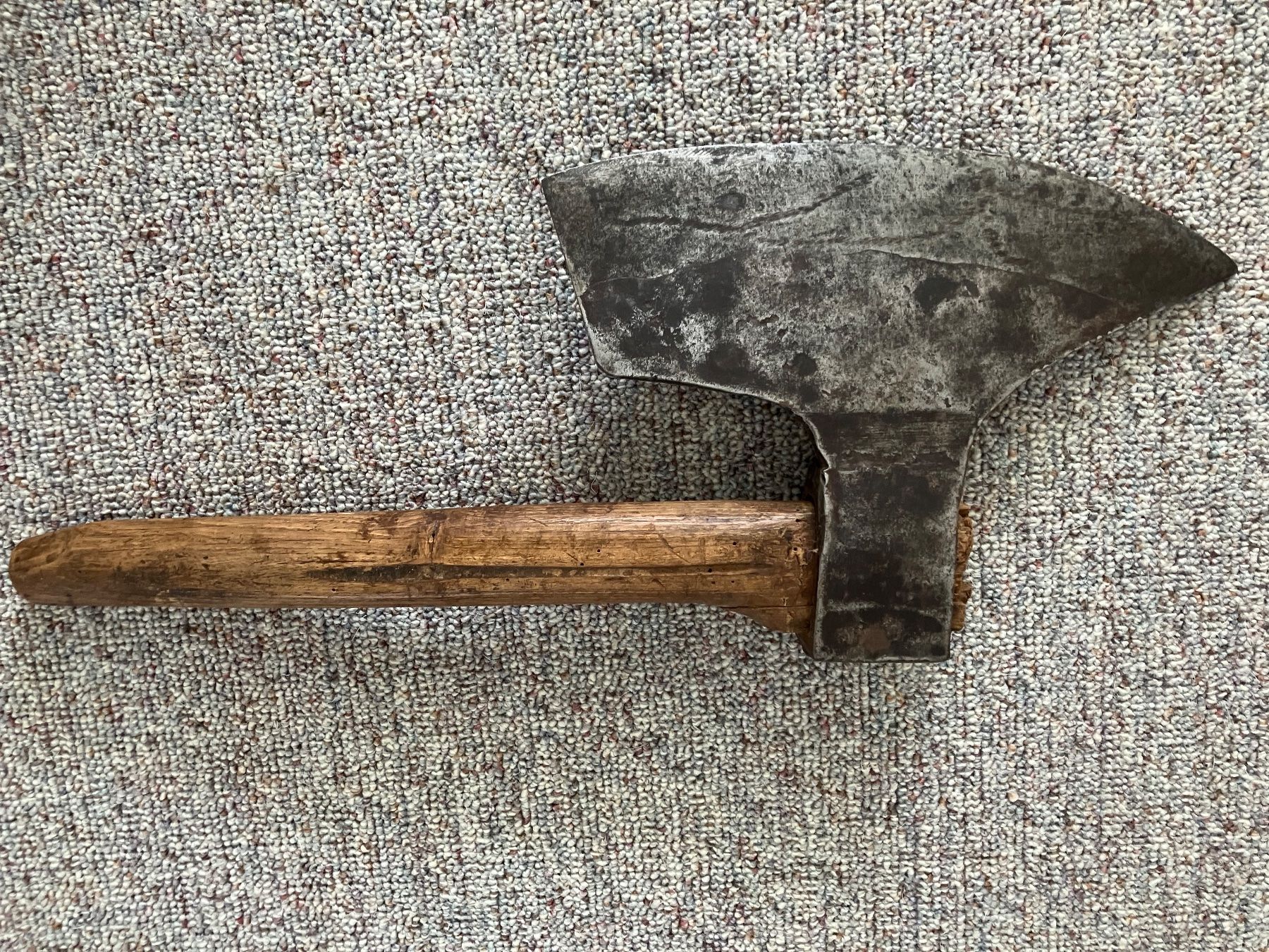 Stichwaffen: Axt antik – Gebraucht aus Appenzell von  2