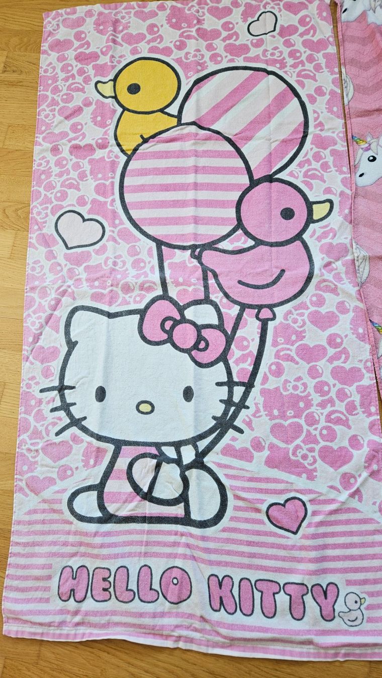 Hello Kitty Teli da bagno: Badetücher Hello Kitty und Emoji Einhorn – Usato da Bubikon venduto da diditoto 1