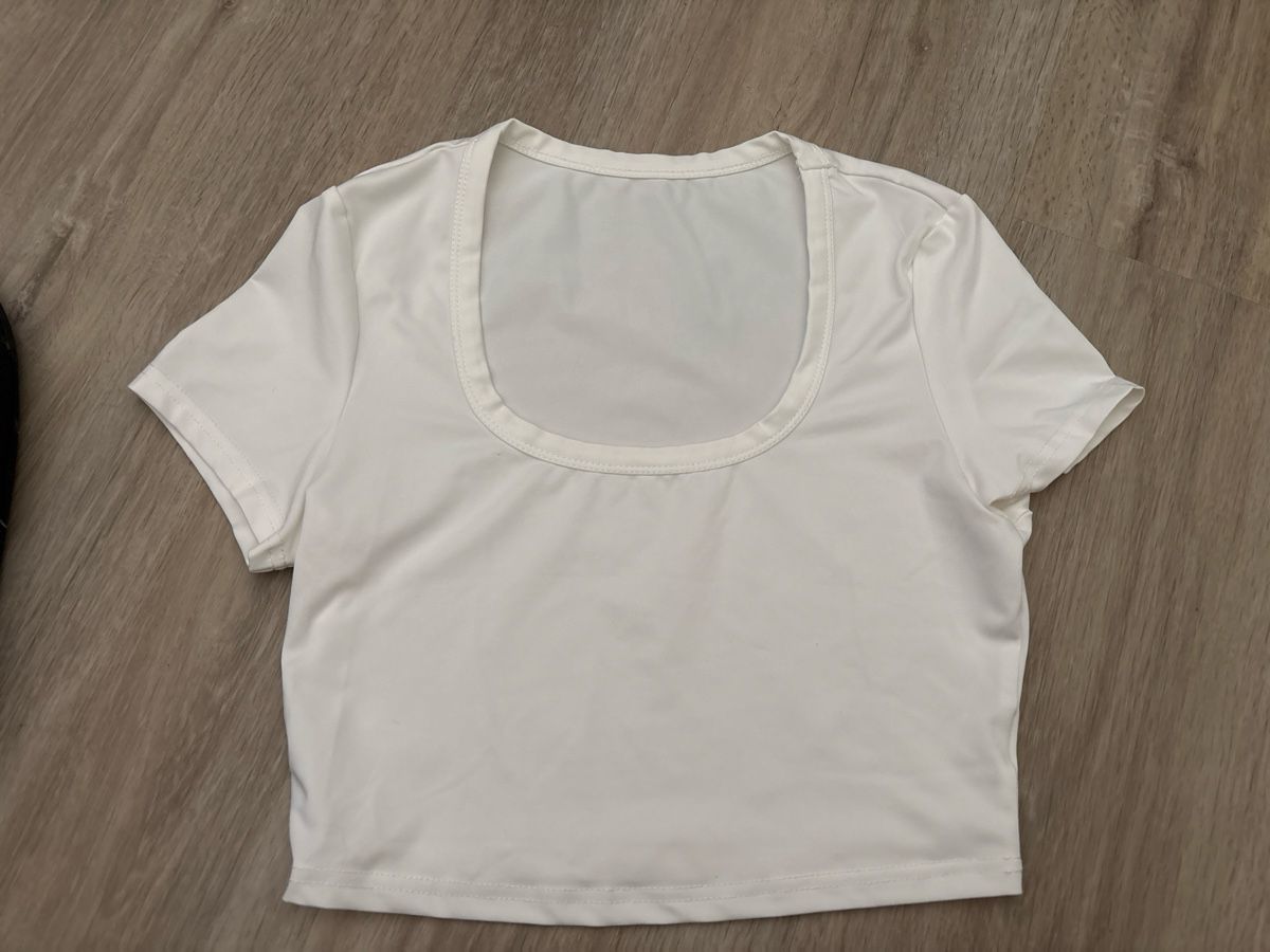 Shein T-shirt: Shein Top court blanc taille S – Nuovo (secondo la descrizione) da Delémont venduto da Ma_LoU.01 1