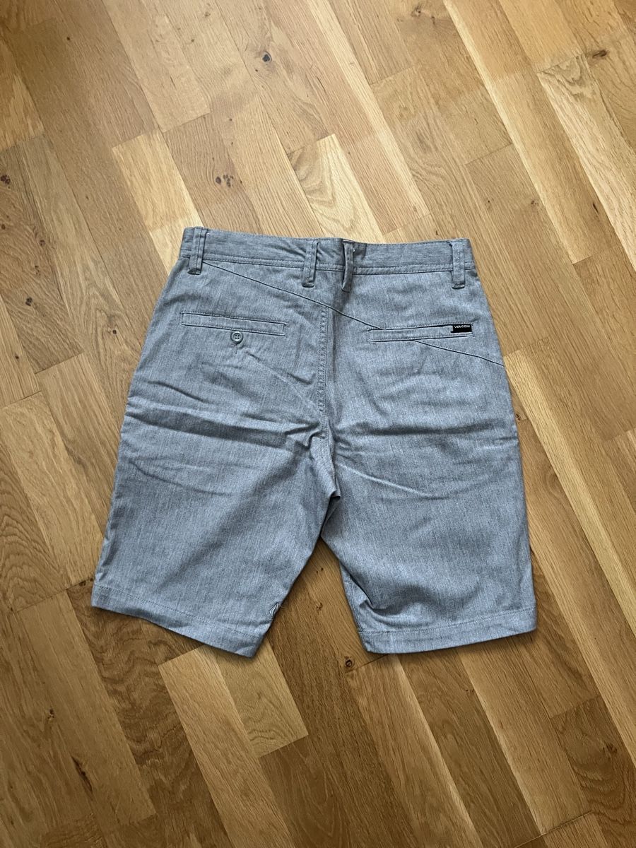 Volcom Pantaloni: Short Volcom gris, taille 29 – Nuovo (secondo la descrizione) da Cortaillod venduto da Y1nn_jqr 1