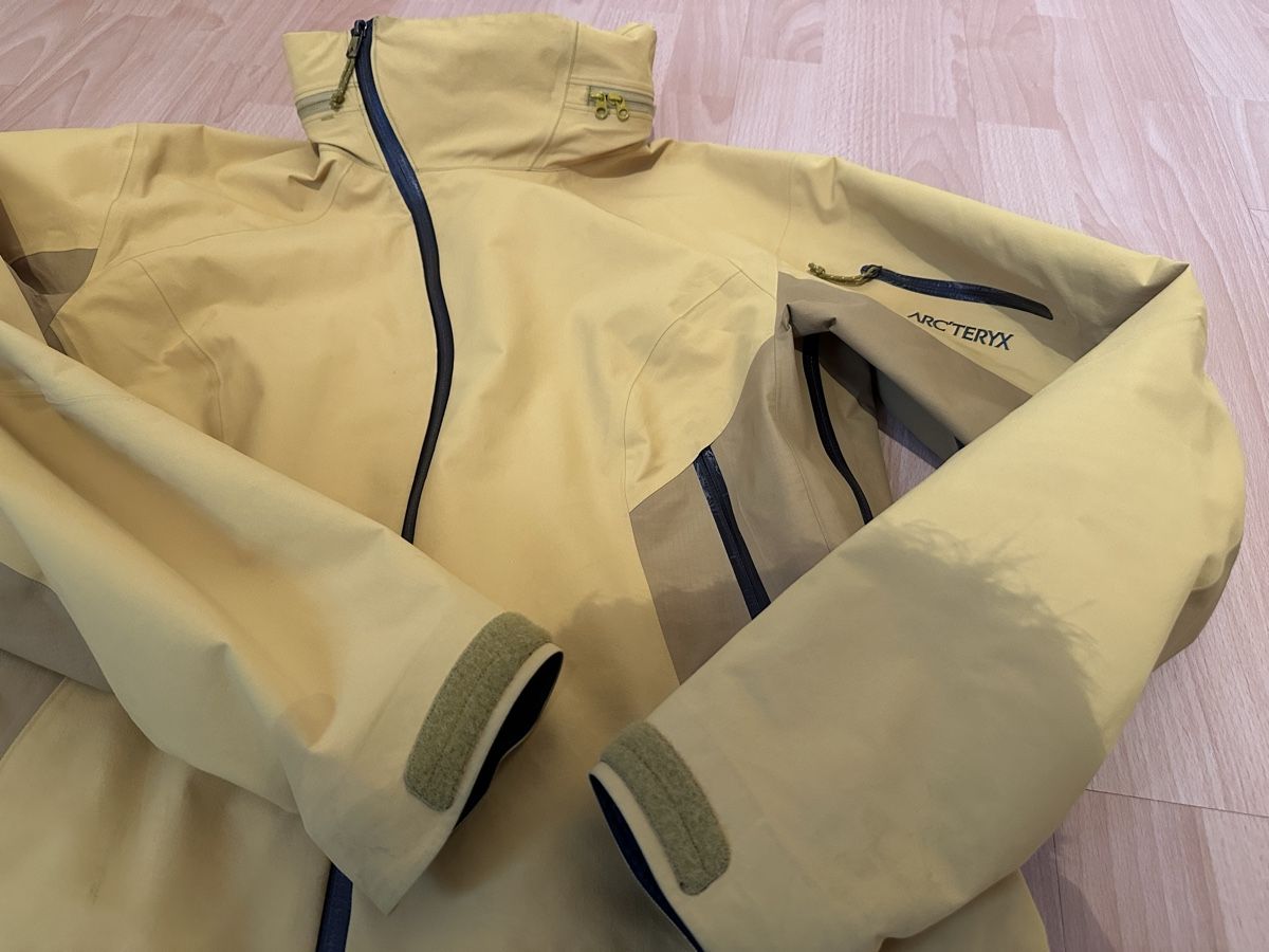 Arcteryx Giacche: Arcteryx Regenjacke gelb – Usato da Chur venduto da Sim7000 4