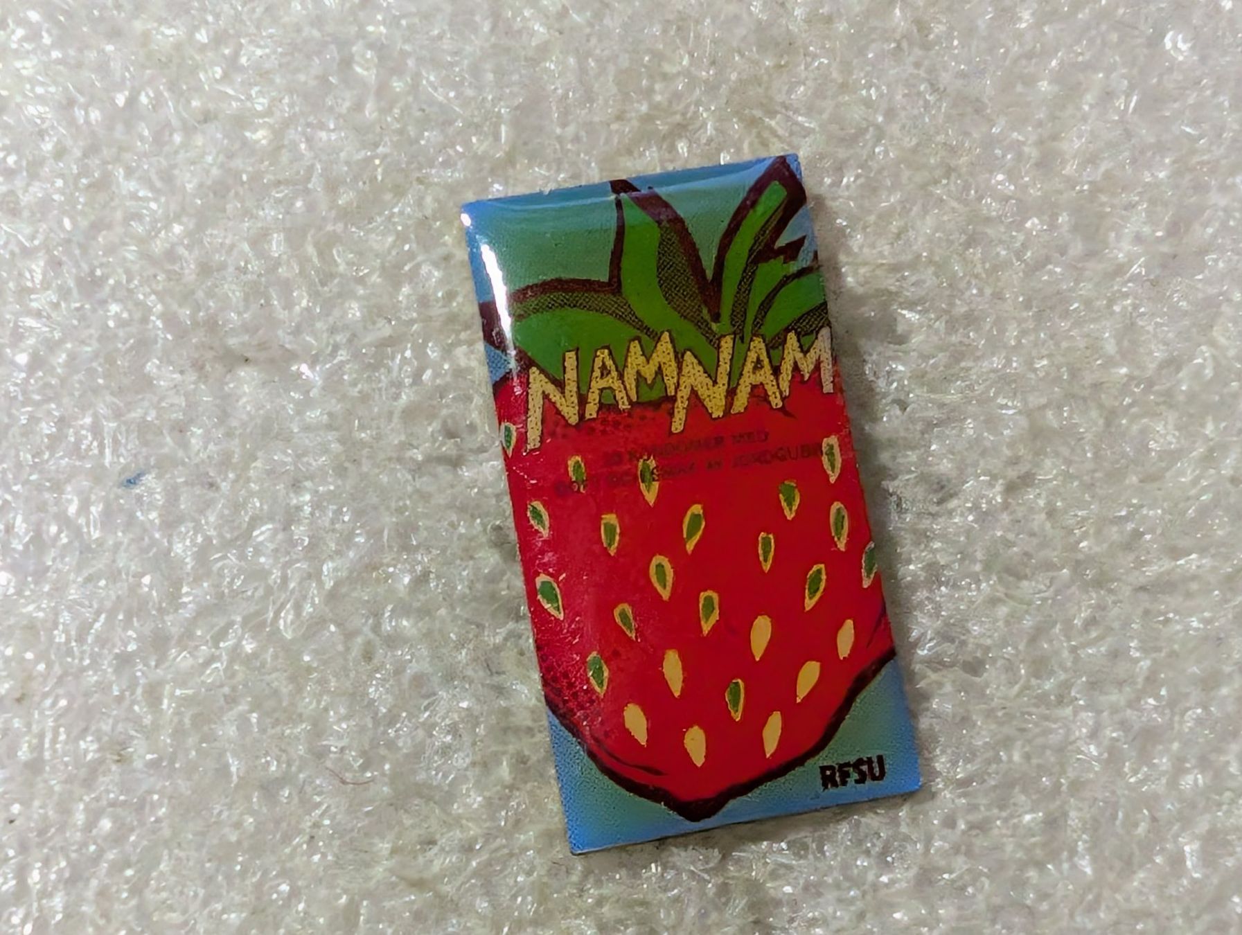 Plaketten & Abzeichen: Ansteckpin 129: Nam Nam – Gebraucht aus Oppligen von Pin-Fall-Shop