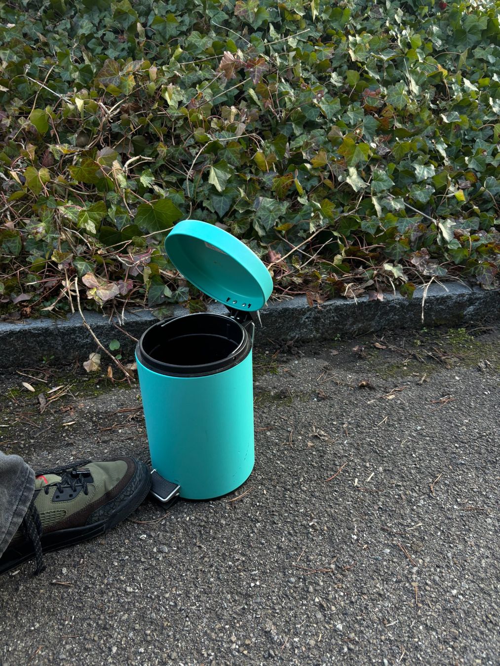 Cestini per rifiuti: Türkis gefärbter Abfall-Eimer mit Pedal. – Usato da Stäfa venduto da MazzaH 2