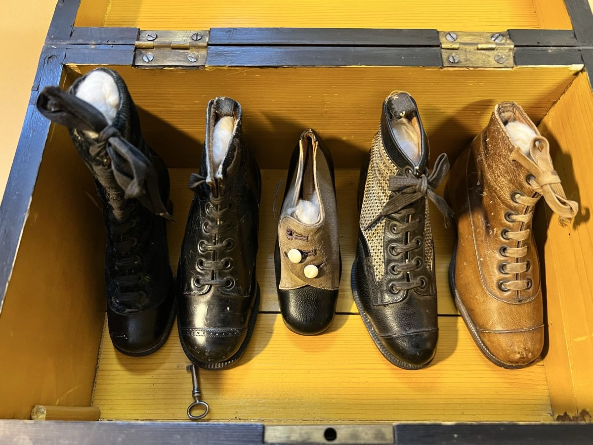 Scarpe da donna: Sammlung 5, miniaturSchuhen aus Leder – Usato da Hombrechtikon venduto da vespa1954 1