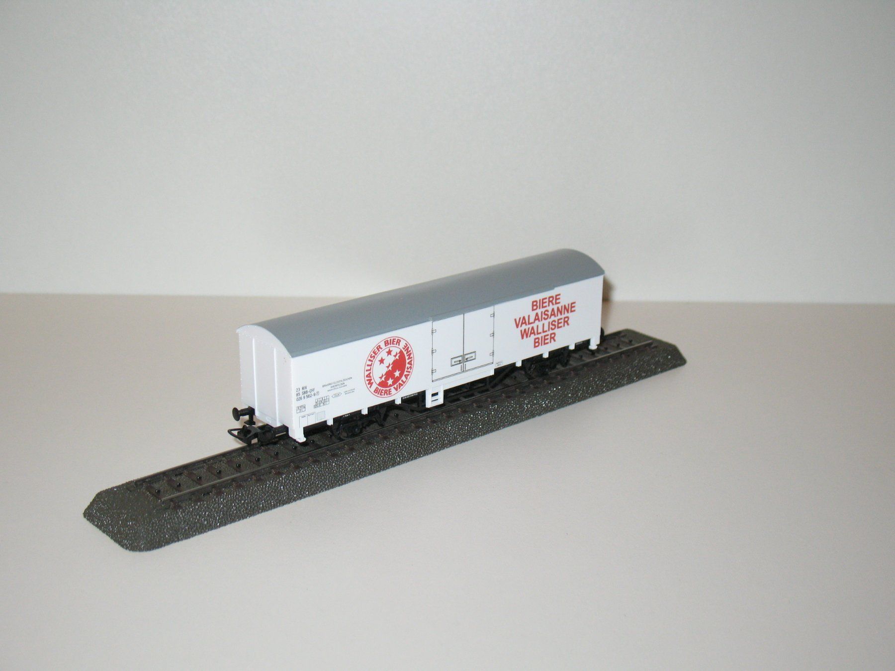 Piko Modellini di ferrovie: Bierwagen der SBB "Walliser Bier" in H0= von PIKO 57789 – Usato da Ettiswil venduto da Caapraibex