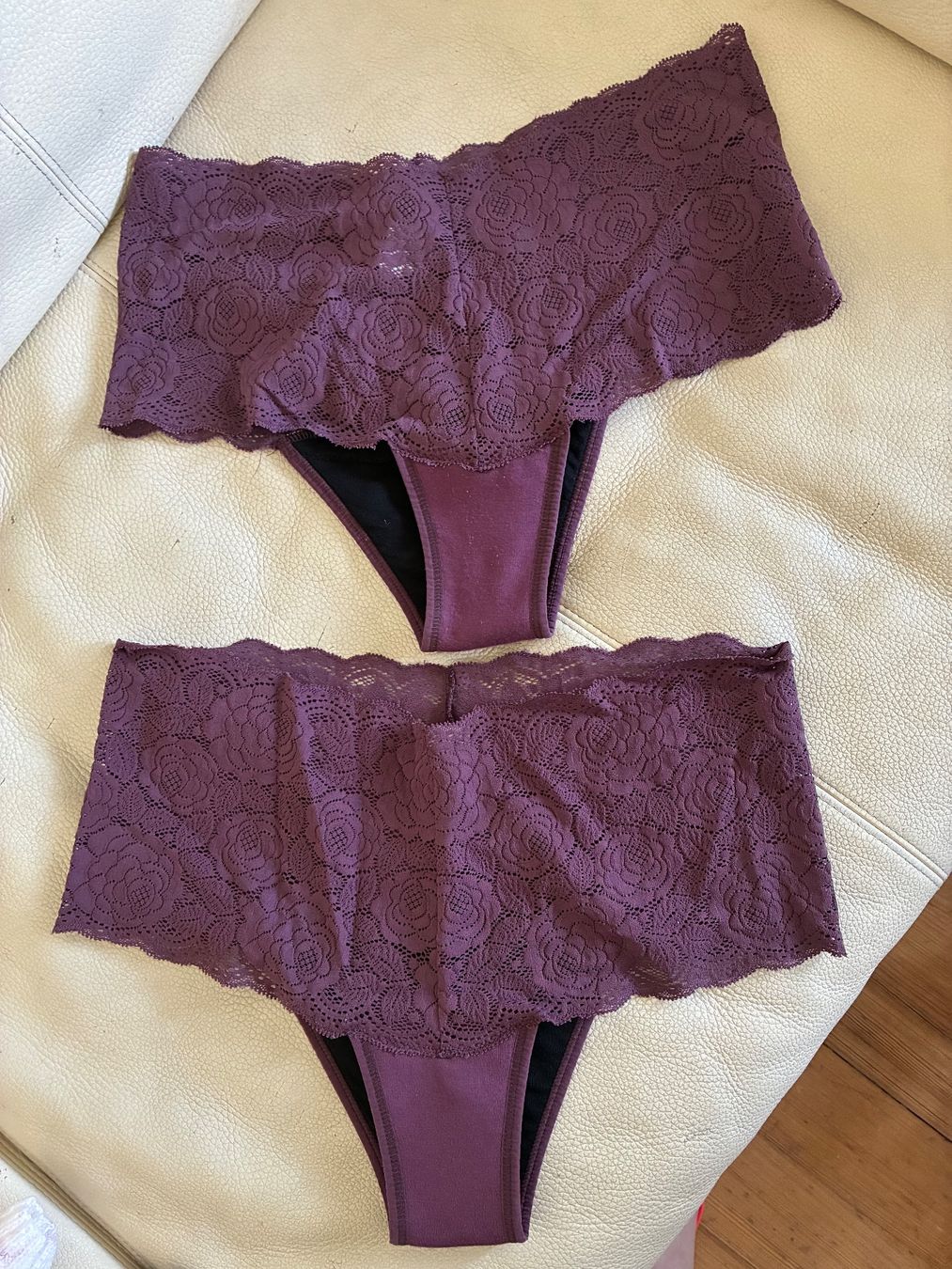 Altra biancheria intima: 2 Menstruations-/Periode Slips mit Spitze v. KORA MIKINO – Usato da Zürich venduto da Upippin
