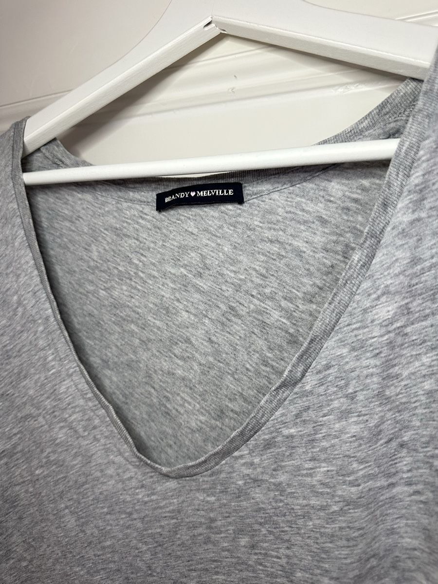 Brandy Melville T-shirt: Brandy Melville V-Neck Shirt – Nuovo (secondo la descrizione) da Uetikon am See venduto da jael_87 1