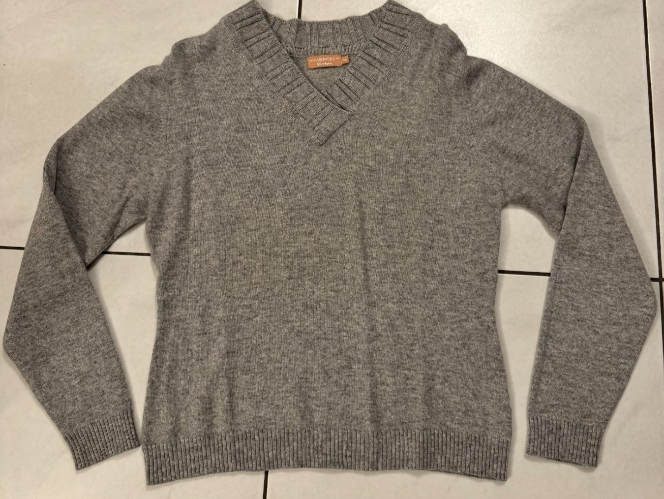 Pulls & Sweat-shirts: Kaschmir Pulli - V- Ausschnitt - hellgrau - Gr. 42 – D'occasion à Maienfeld par Fashion_2009