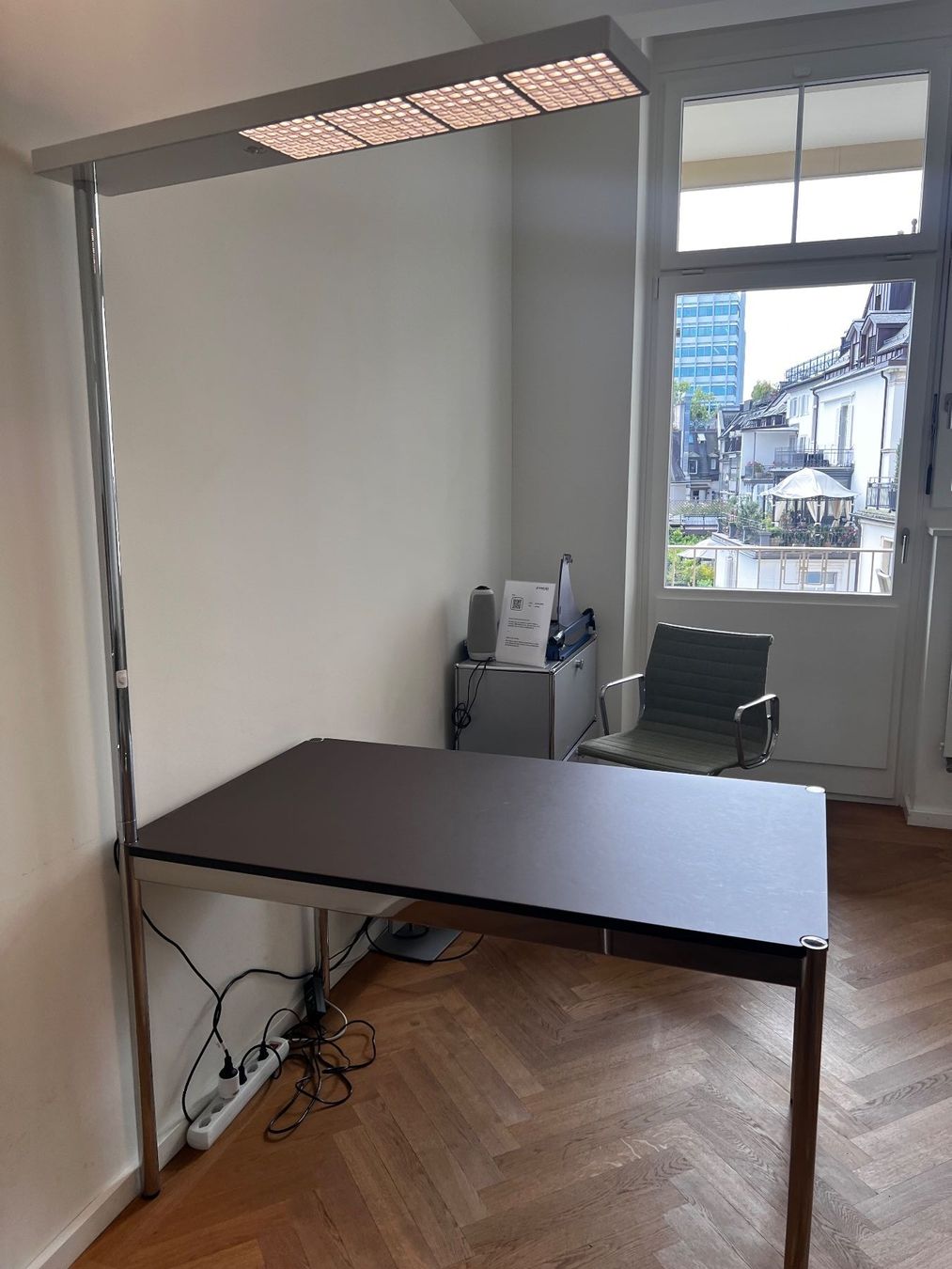 USM Tische: USM Haller Arbeitstisch mit integrierter Leuchte – Gebraucht aus Zürich von ln9_6258
