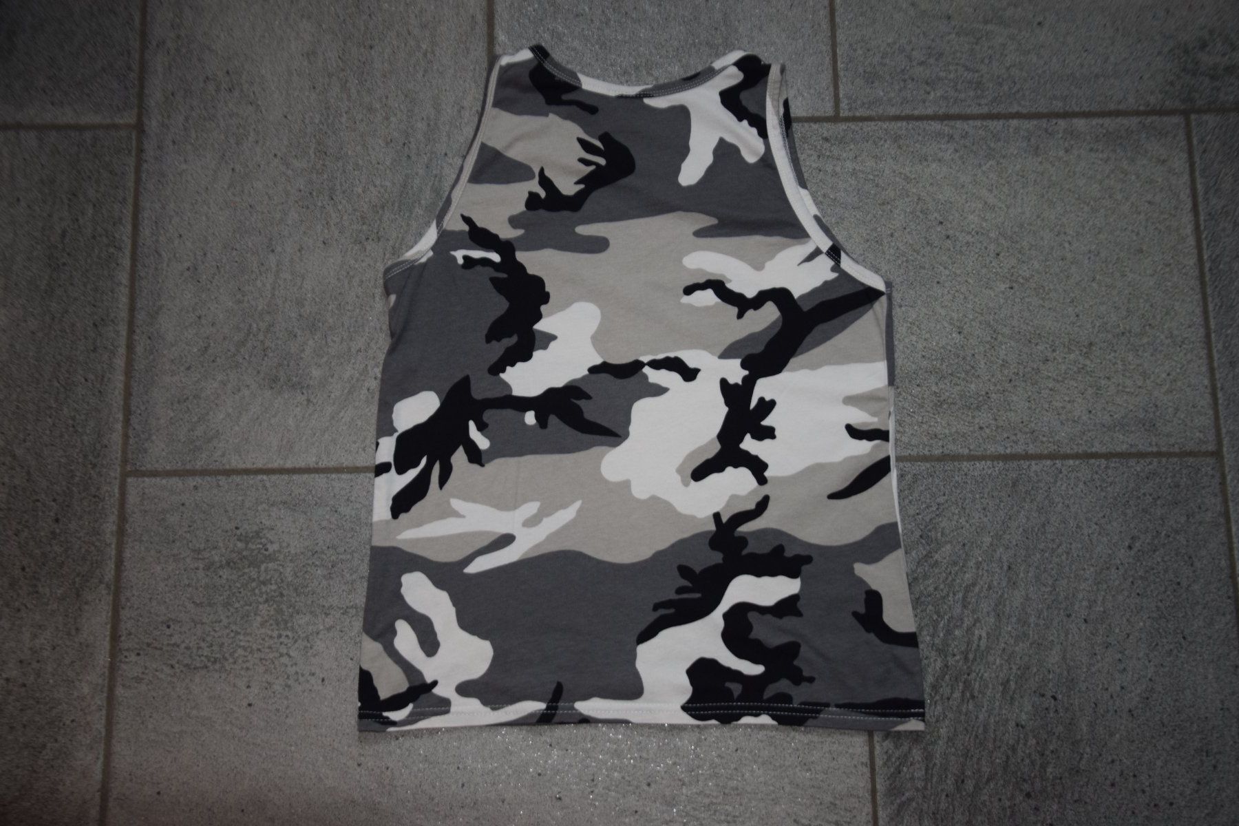 Camicie, T-shirt & Polo: Junge Camouflage Tank Top gr. 152 – Usato da Mezzovico venduto da finsteraar 1