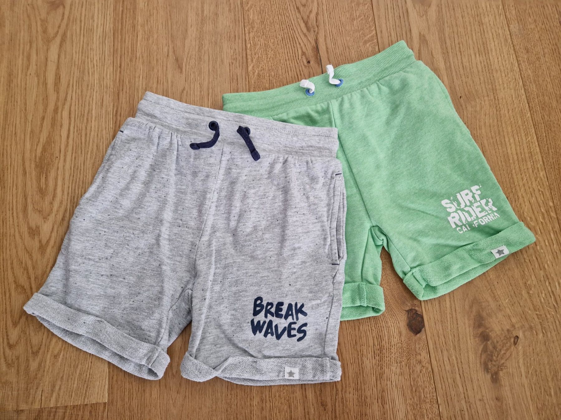 Pantaloni: Shorts Sommer 2 Stück Gr. 116 – Usato da Davos-Dorf venduto da Bpelikan