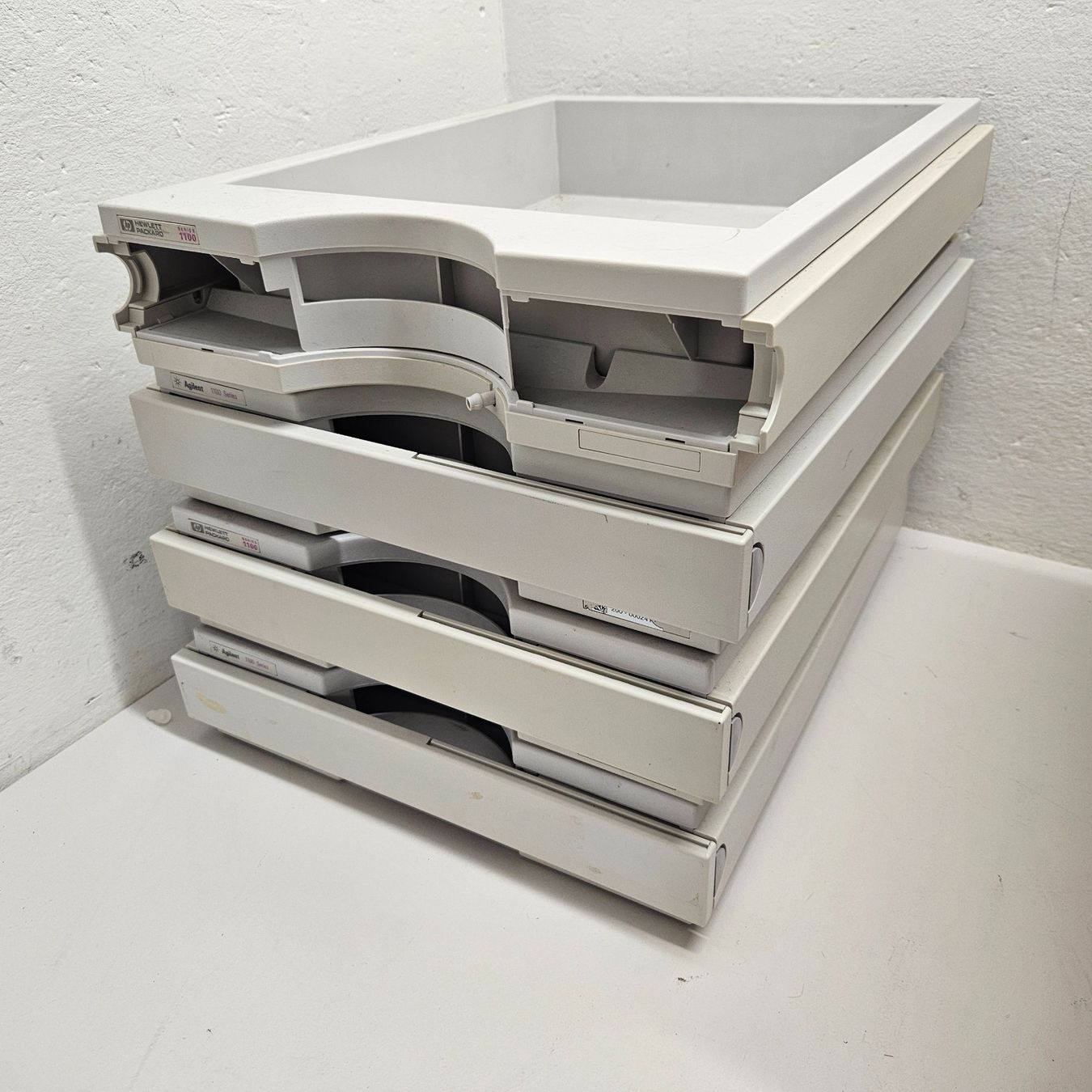 Accessori da laboratorio: Agilent 1100 Lot mit 74 Komponenten!!! – Usato da Niederdorf venduto da LeptonAG_Labor 6
