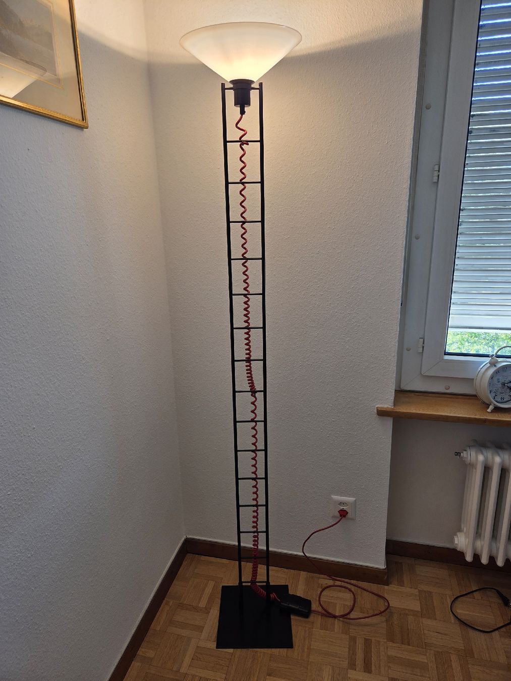 Lampen: Stehlampe schwarz mit rotem Kabel – Gebraucht aus Allschwil von Puellula 5