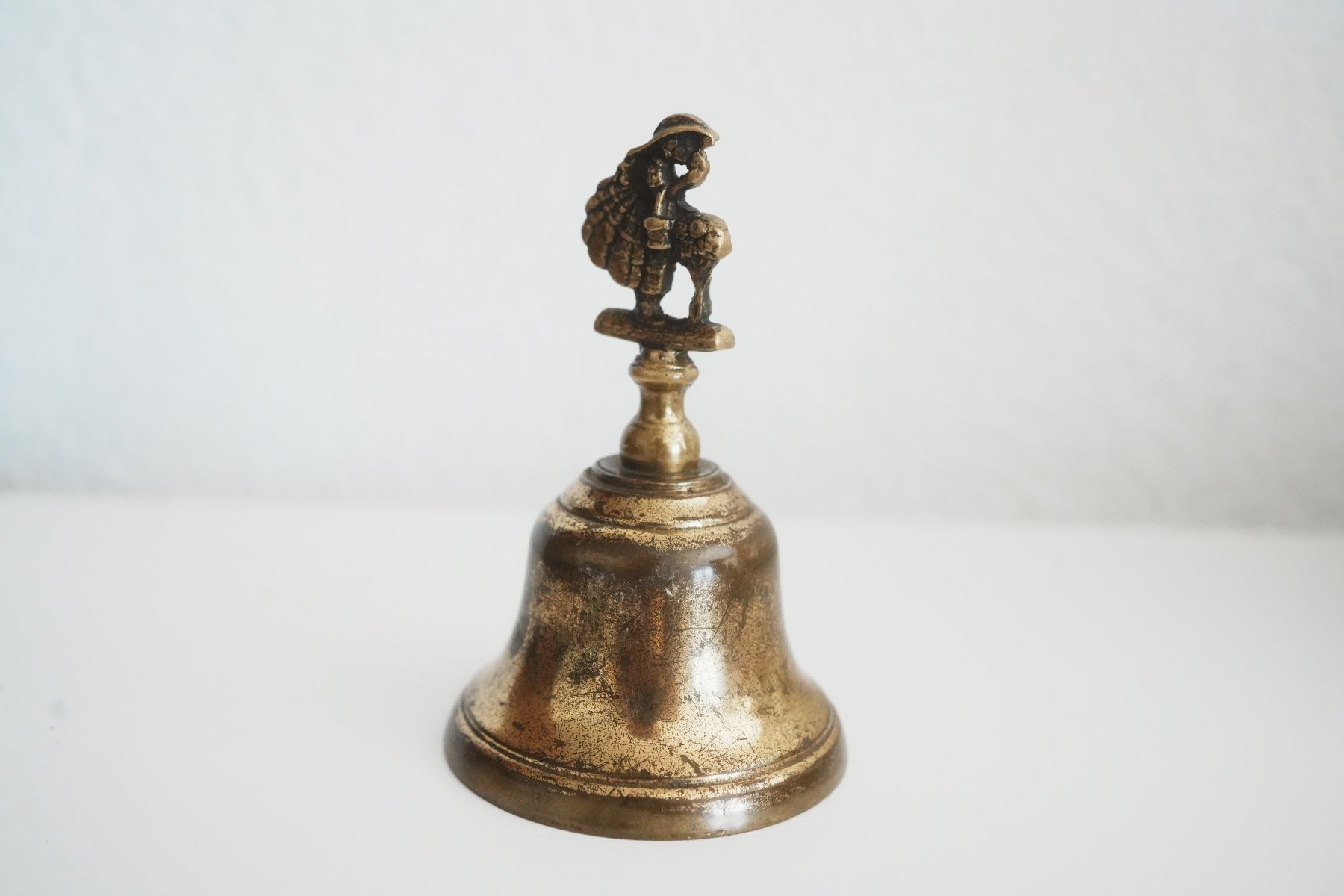 Campanacci mucche: Messing-Glocke, Schäferin mit Lamm, Vintage, 10 cm, klingend – Usato da Volketswil venduto da HeredisAntiques 1