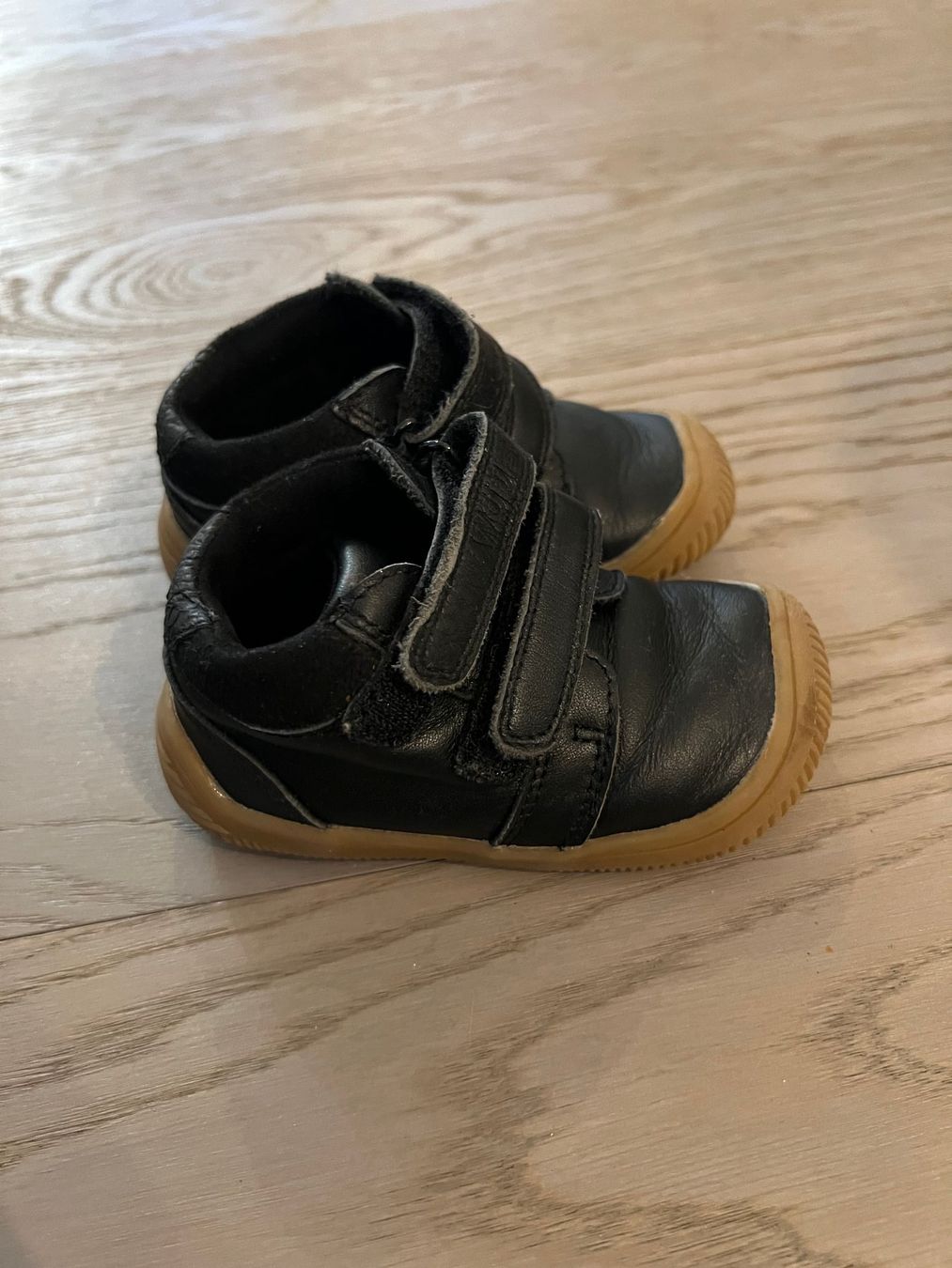 Schuhe für Jungen: Leder Babyschuhe, Grösse 20, mit Klettverschluss – Gebraucht aus Dietlikon von Vanilya