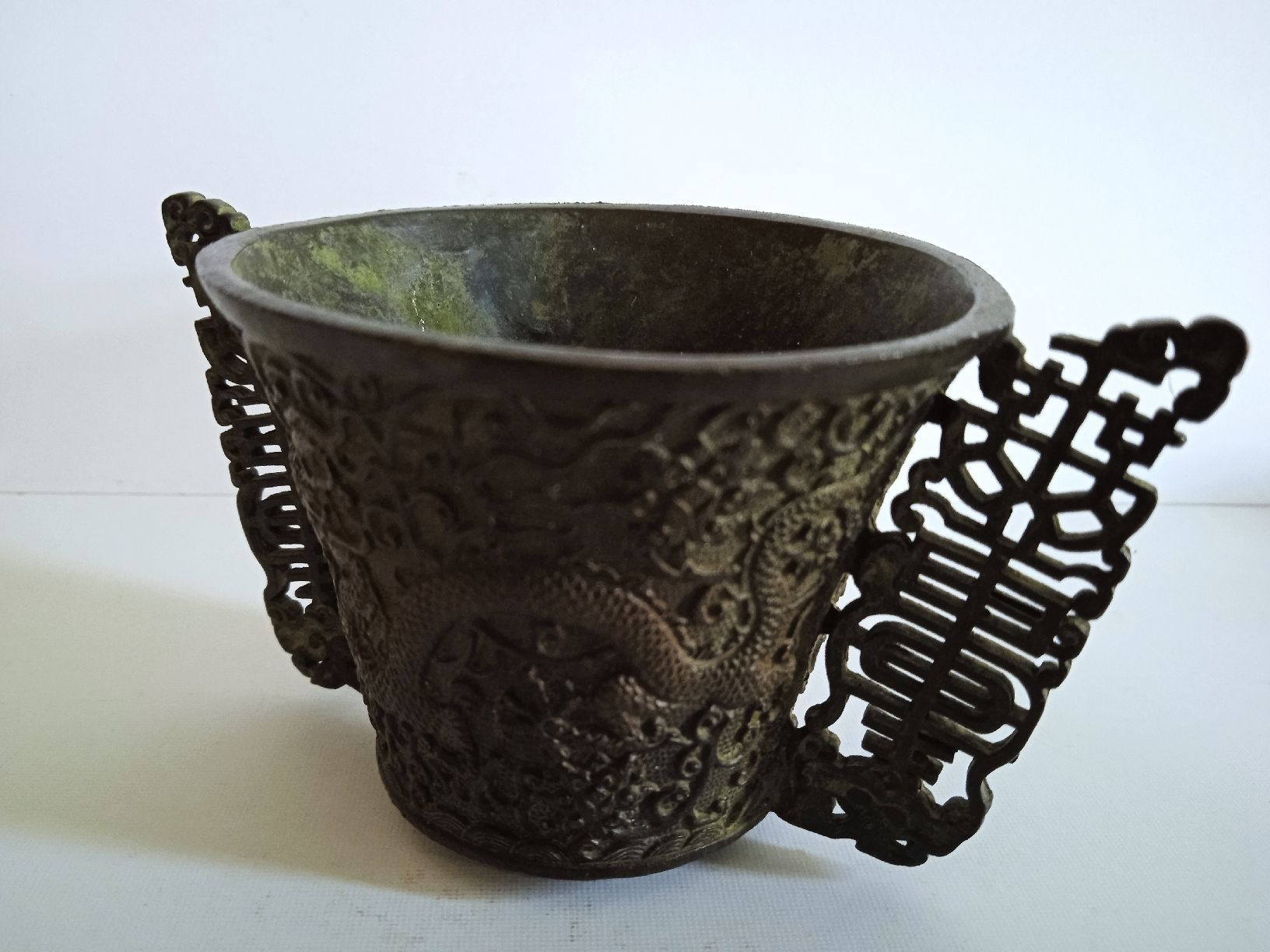 Vase & Récipients: Ein chinesischer Bronzebecher in Drachenform.  – D'occasion à Luzern par sse_hph5 3