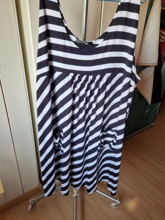 Kleid Weiss- Schwarz streifen mit Taschen