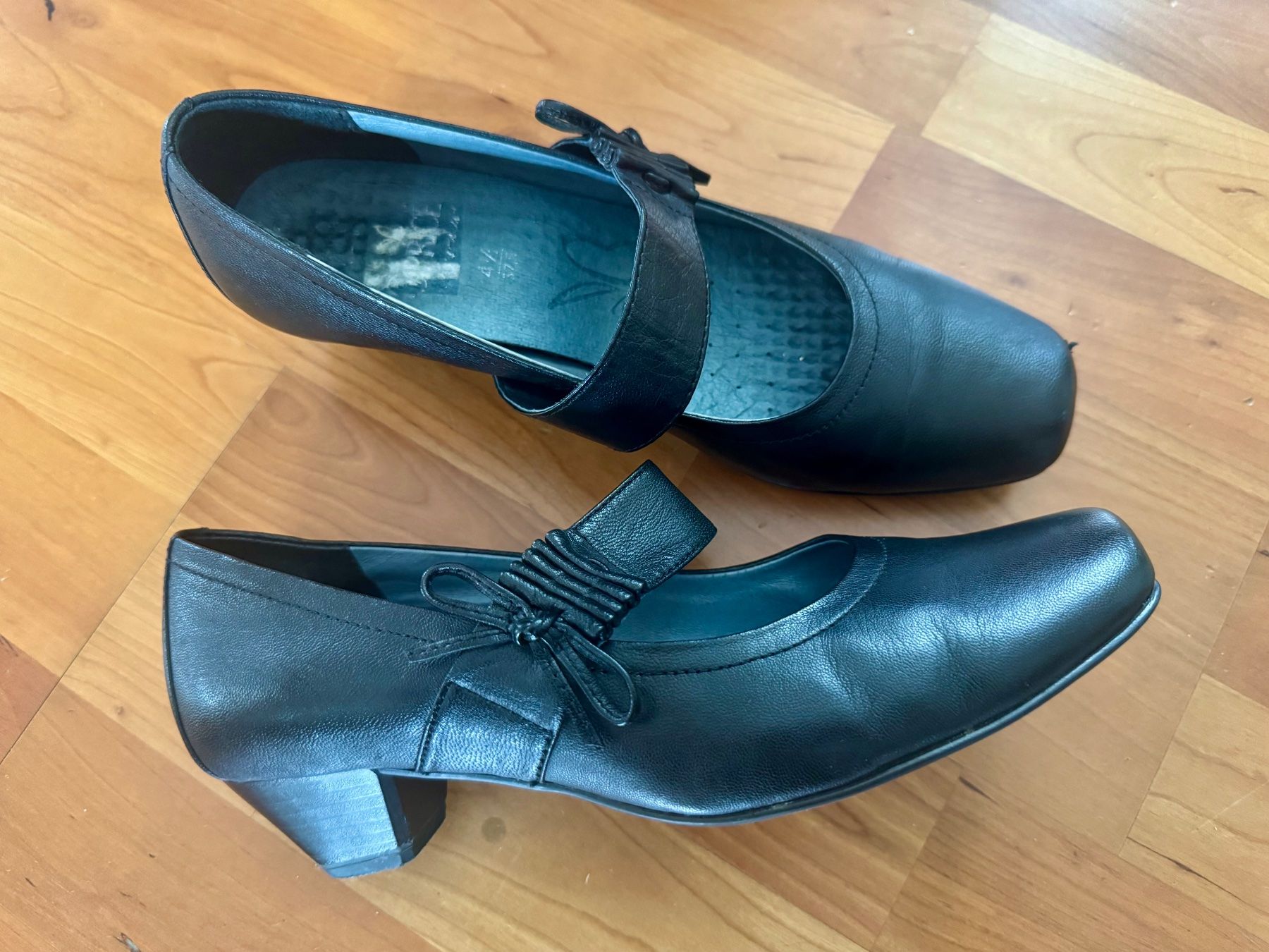 Scarpe da donna: Caprice Echtleder Pumps in 37.5, schwarz – Usato da Schüpbach venduto da 2ndHandRose 1