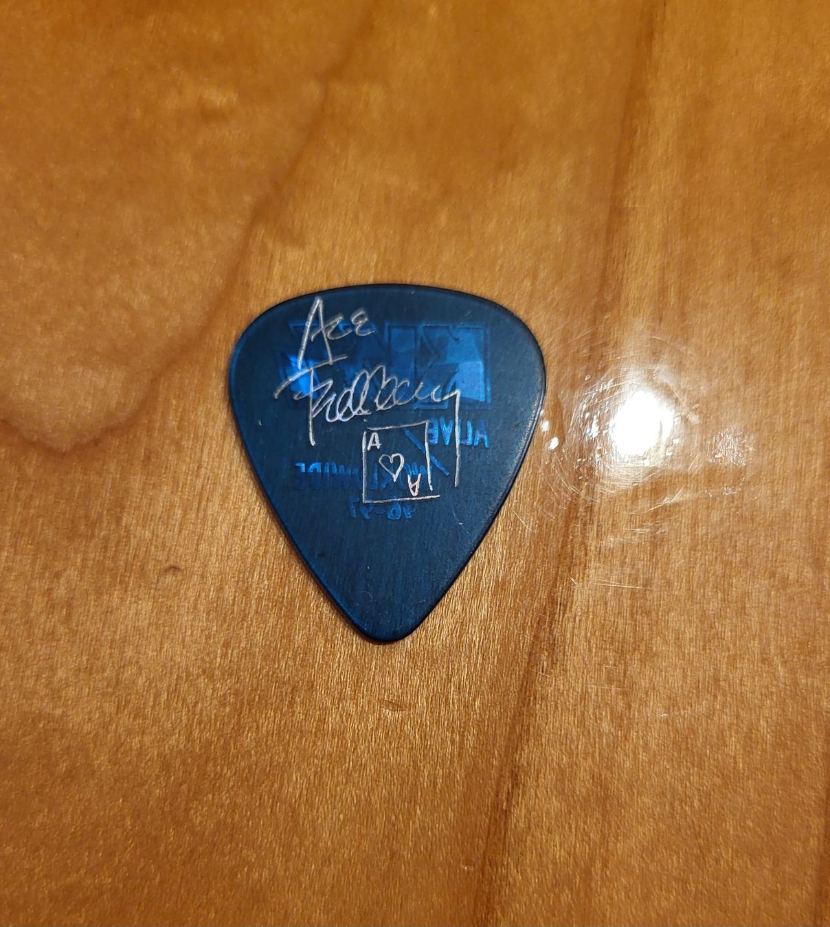 Autogramme: Original Plektrum von Kiss – Gebraucht aus Wettswil von spetznas