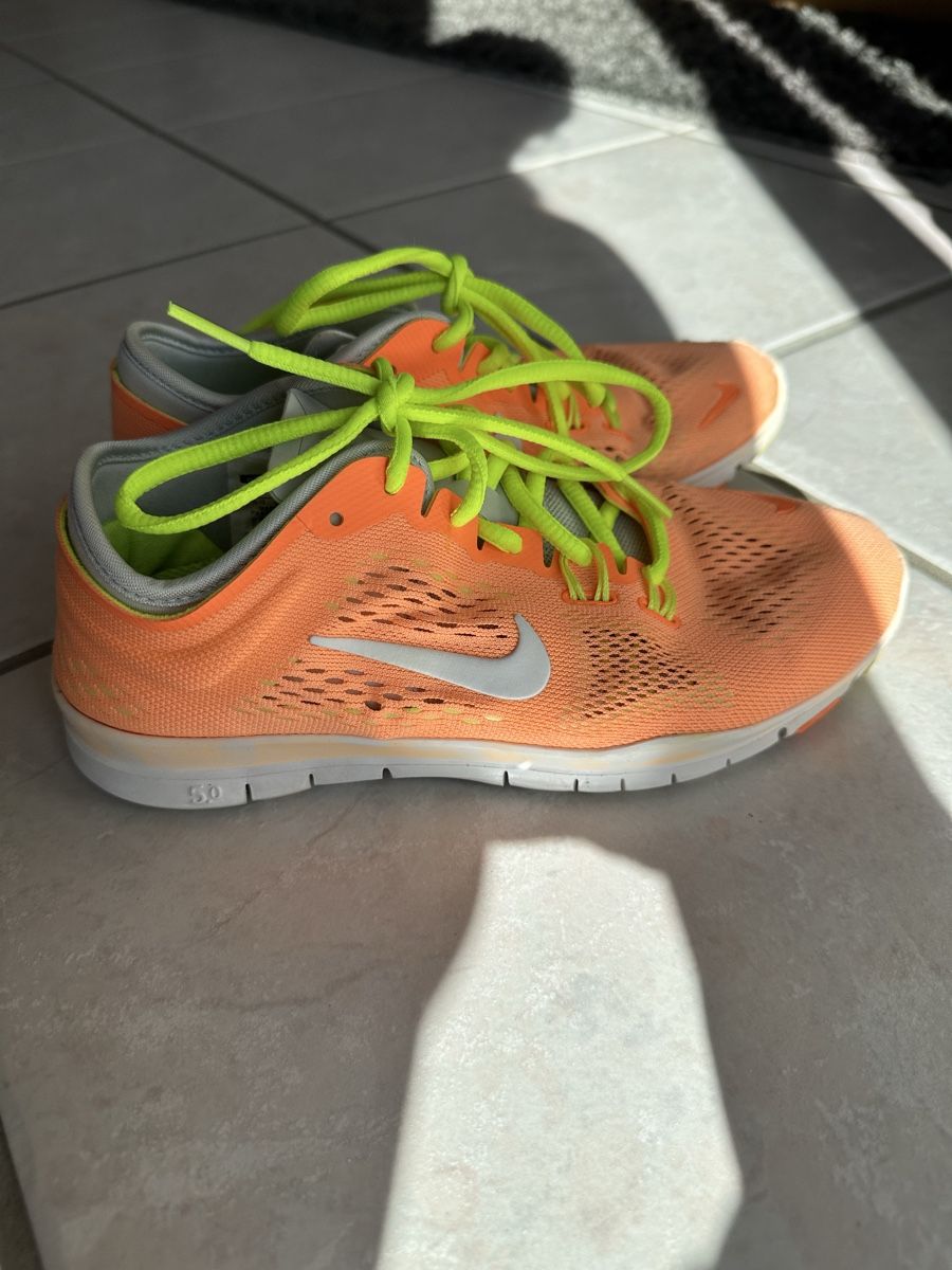 Nike Scarpe da donna: Nike Schuhe Gr. 36.5 – Usato da Sörenberg venduto da Kaneohe