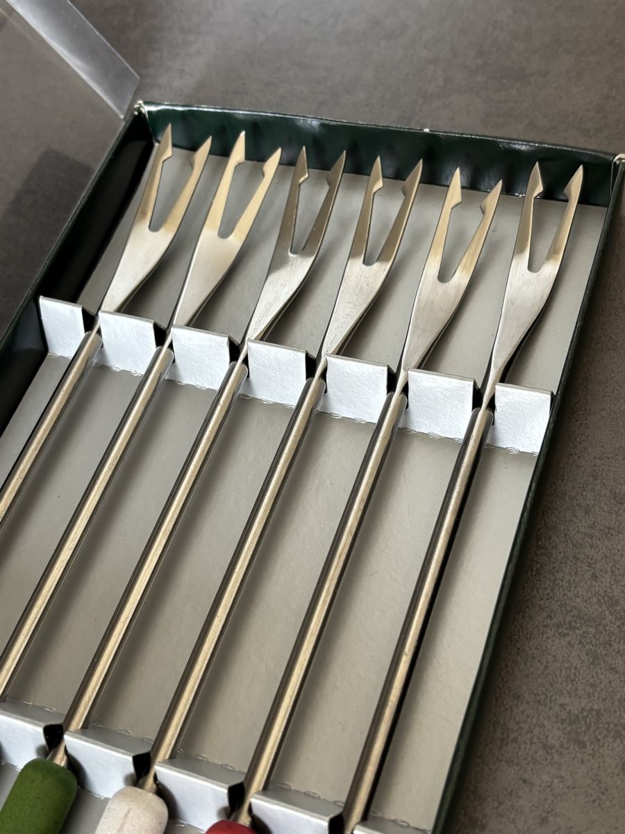 Fourchettes: Fondue Forks Set 6 Pieces Assorted Colors New Condition – D'occasion à Rüschlikon par ArnaudEichenberger 1
