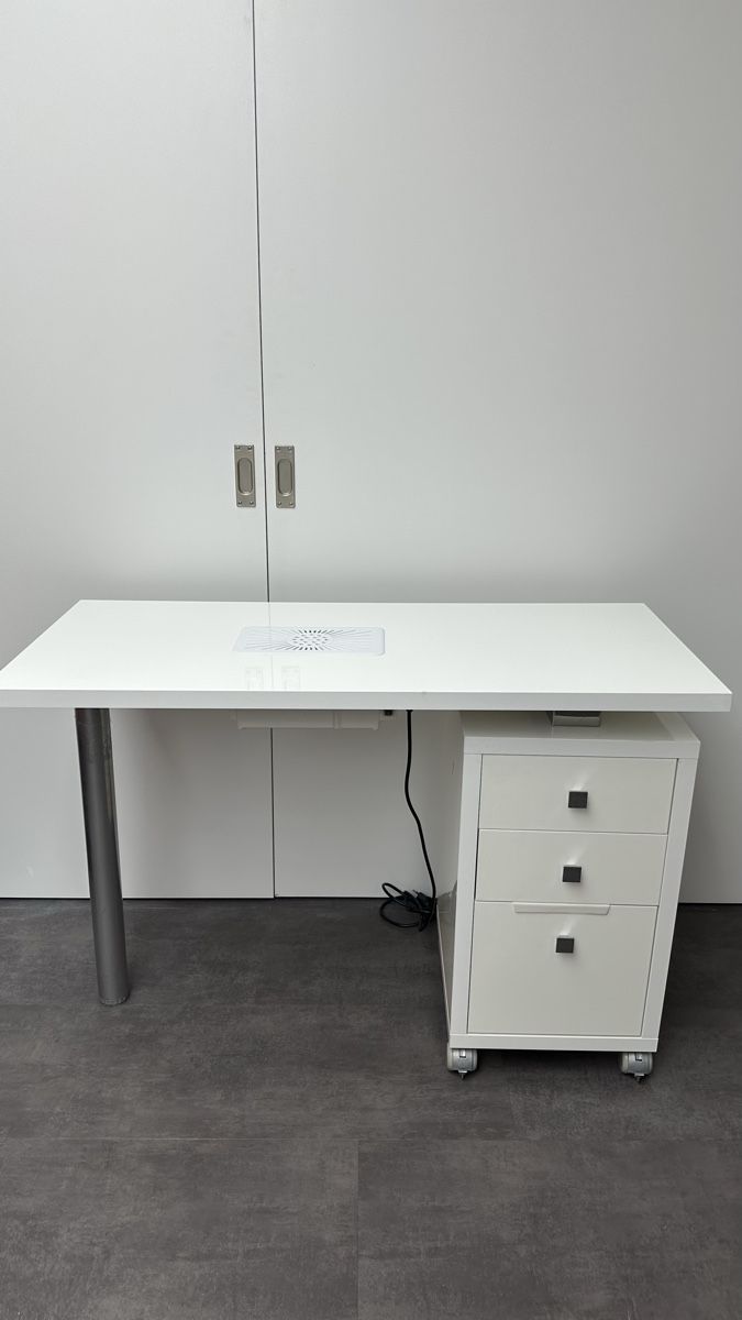 Tables: Maniküre Tisch mit Absaugung – D'occasion à Hünenberg See par Lexi-777