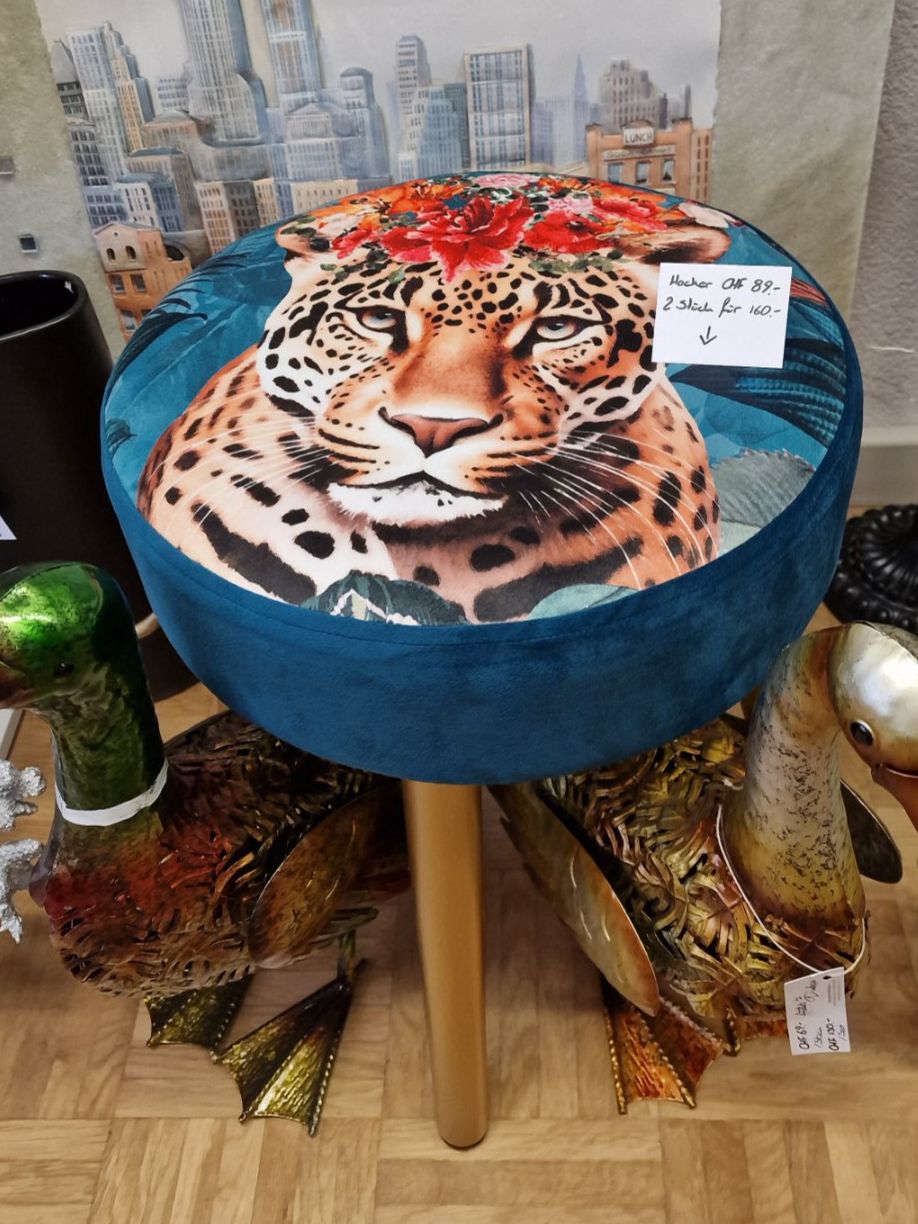 Sgabelli: Samt Hocker mit Leopard Motiv – Nuovo e nell'imballaggio originale da Schaffhausen venduto da AtelierPudesco 2