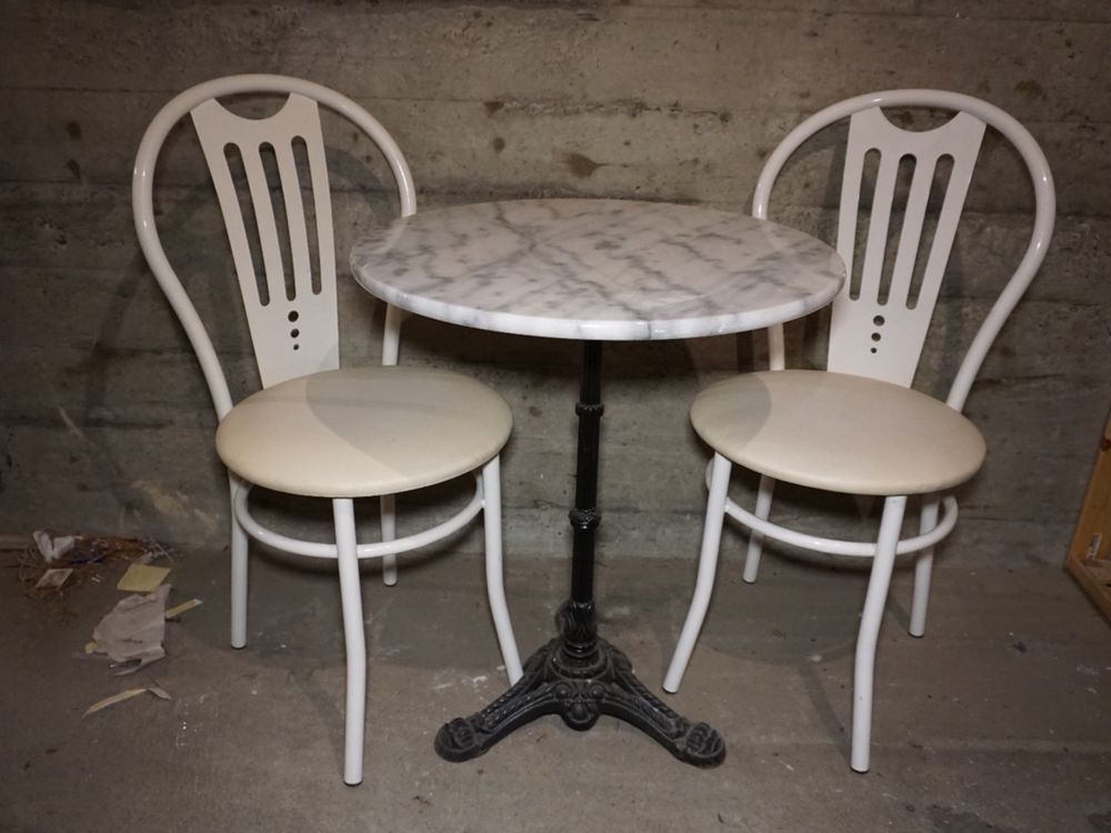 Bistro Tisch mit Marmorplatte und zwei Stühle Kaufen auf Ricardo