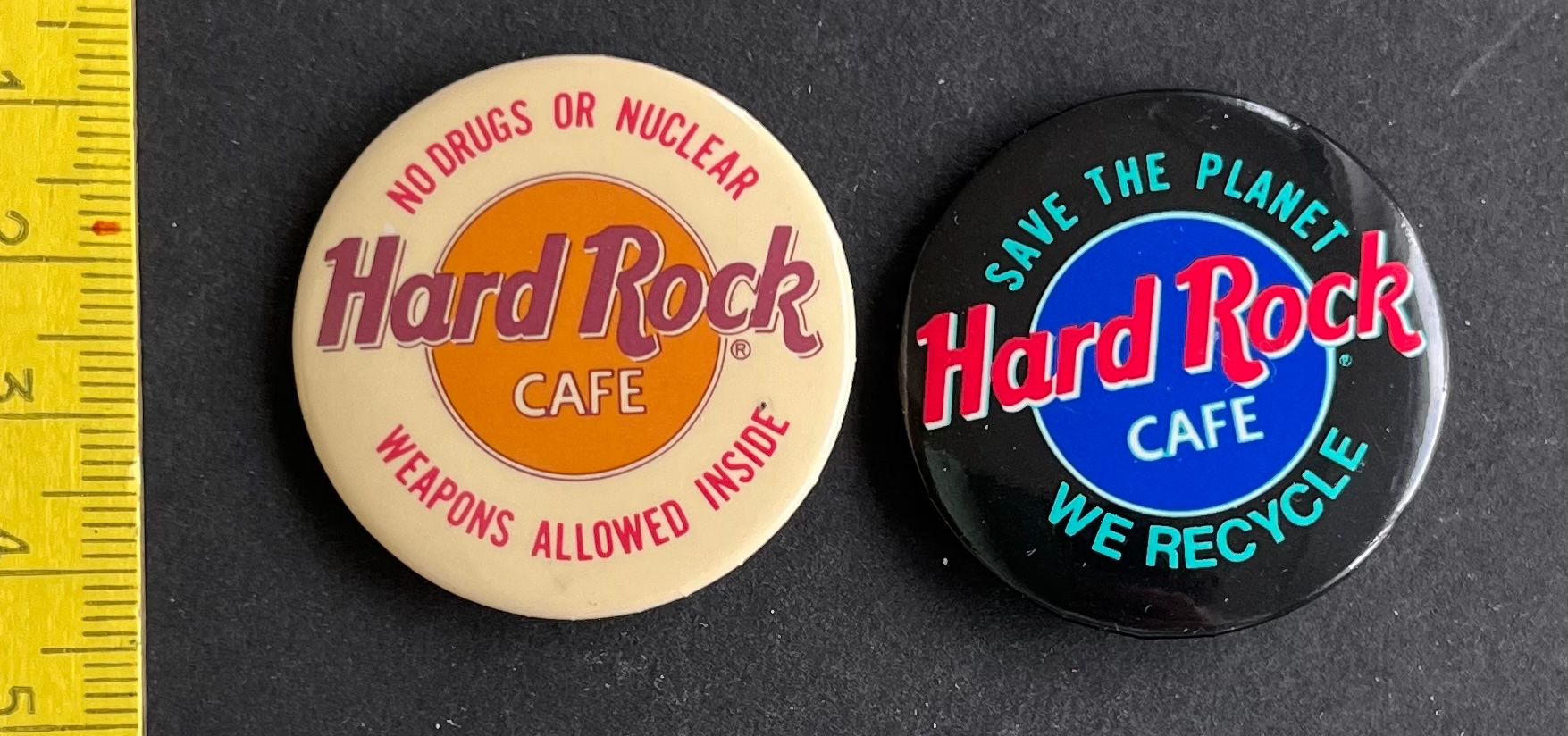 Hard Rock Cafe Placchette & Badge: Hard Rock Cafe / 2 Buttons, Anstecker – Usato da Wabern venduto da DaxKarten-75