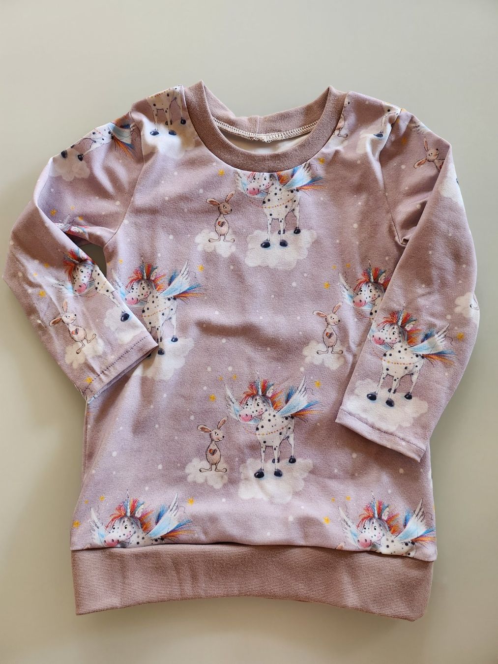 Maglioni & Felpe: Lila Pullover mit Einhörnern und Hasen neu – Nuovo (secondo la descrizione) da Othmarsingen venduto da pao_2xld