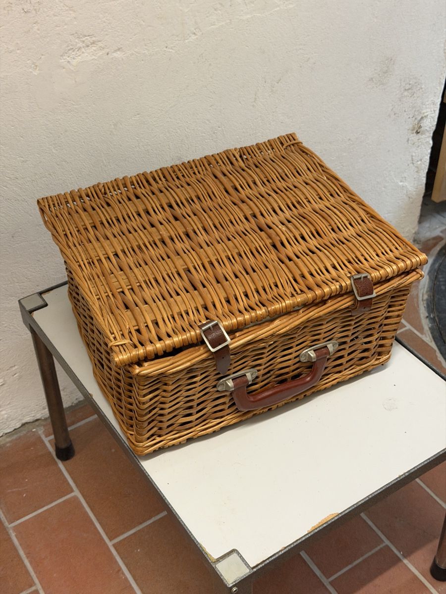 Set di piatti: PICKNICK KORB  – Usato da Basel venduto da zove 4