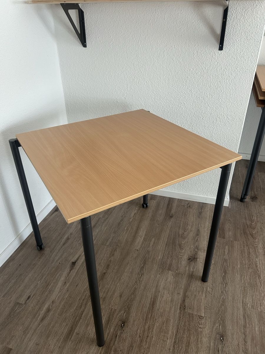 Tavoli: 12 Tische und 8 Stühle – Usato da Stäfa venduto da flostaefa