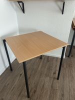 12 Tische und 8 Stühle
