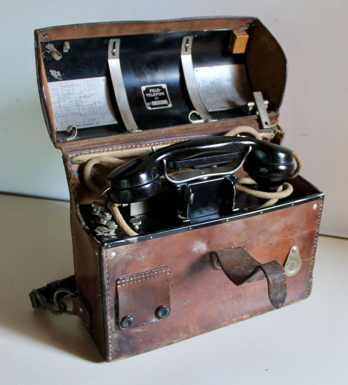 Telefone: Feld-Telefon 41 mit Ledertasche – Gebraucht aus Kirchlindach von hekilida