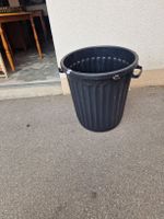 Grosser schwarzer Kehrrichteimer aus Kunststoff, 50cm hoch