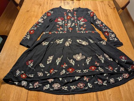 Schönes Kleid mit Blumenmuster, Grösse S, Zara