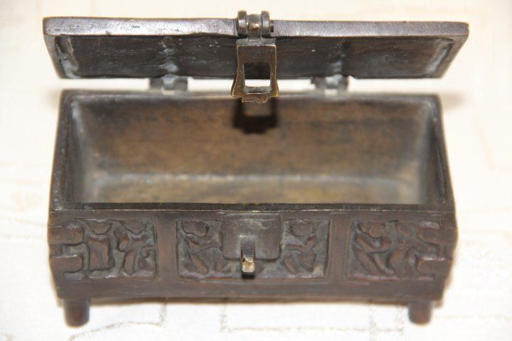 Cassapanche: Antique  coffret en bronze . – Usato da Praz (Vully) venduto da pikuluka1 7