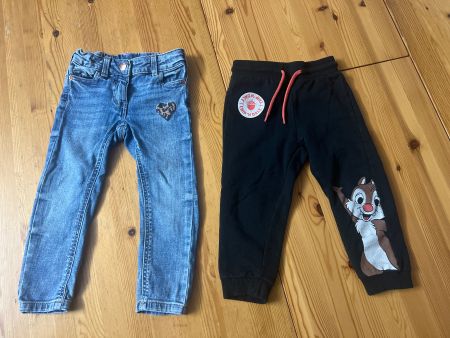Zwei Kinderhosen Jeans und Jogginghose guter Zustand