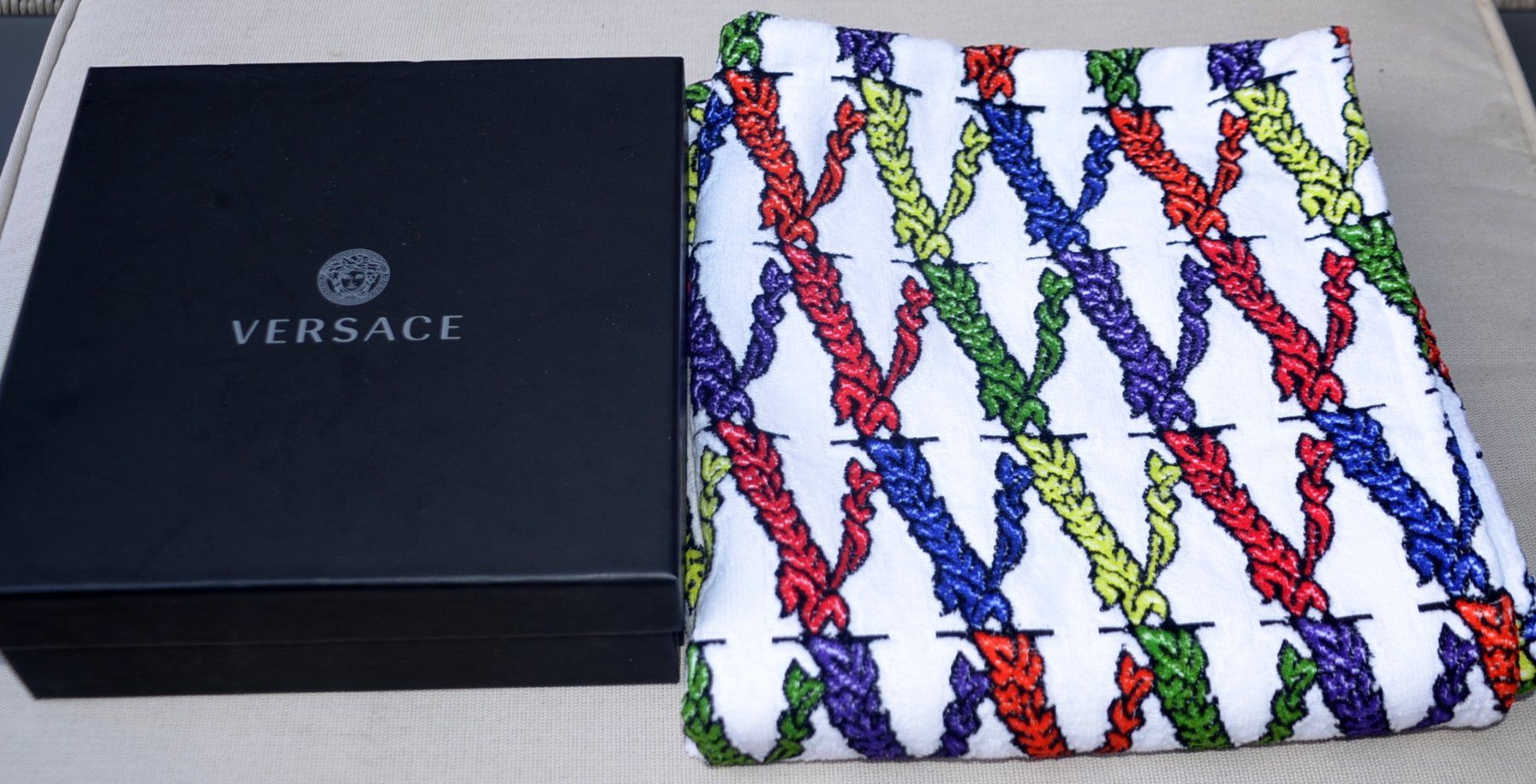 Tovaglioli: Versace Handtuch / Serviette – Nuovo e nell'imballaggio originale da Collonges venduto da arashee