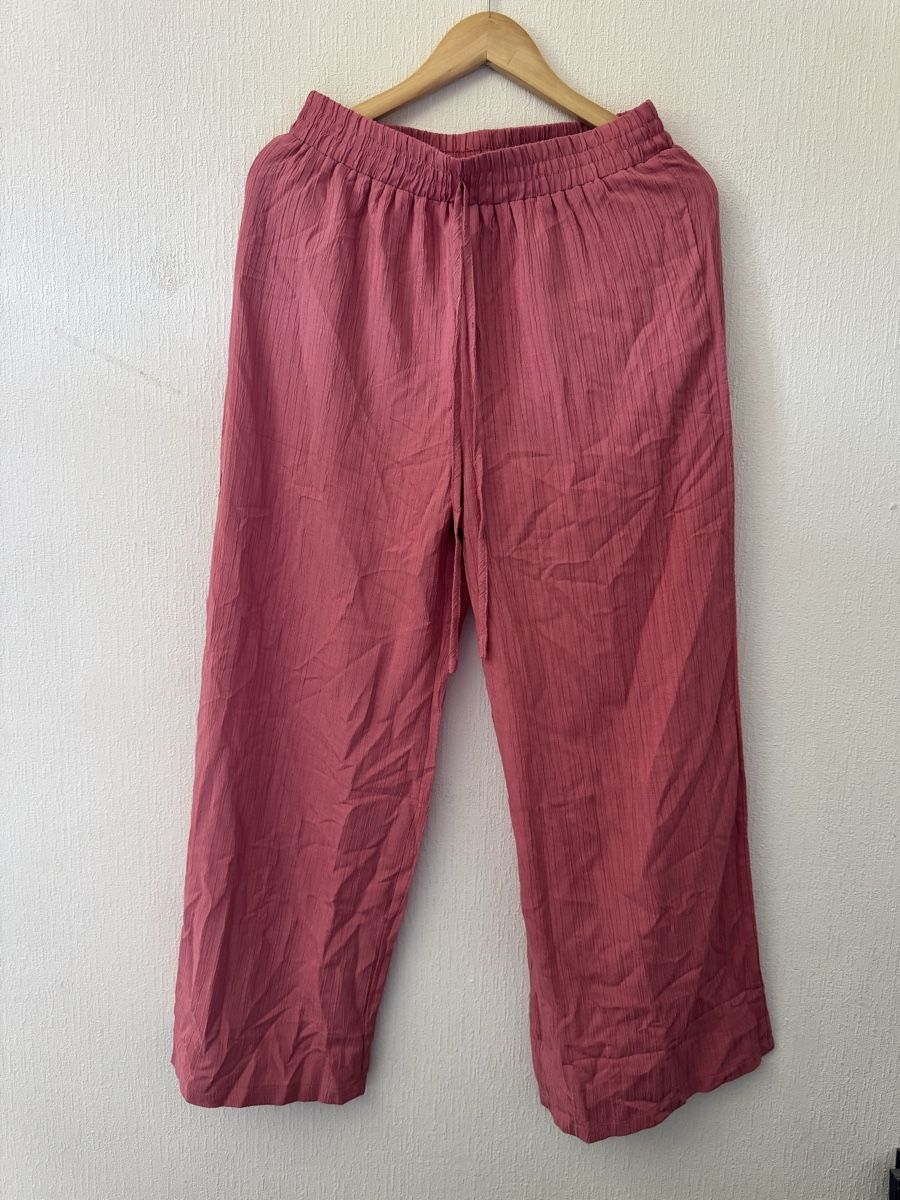 Lots de vêtements: Pantalon Temu ample 100% polyester taille L rose rayé – Neuf (Voir description) à Morrens VD par nor_qk2m 1
