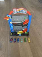 Hot Wheels Stunt Garage mit Autos guter Zustand