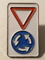 AA073 - Pin Verkehrsschild ACHTUNG Kreisel