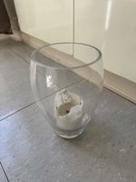 Glasvase in gebrauchtem Zustand transparent