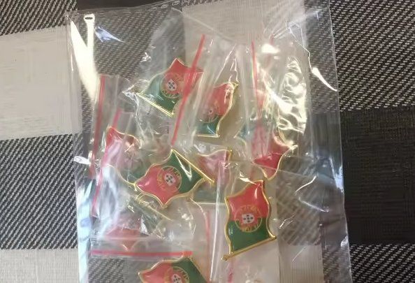 50 Anstecknadeln Flagge Portugals Pins - Drapeau Portugal (Neuf avec ...